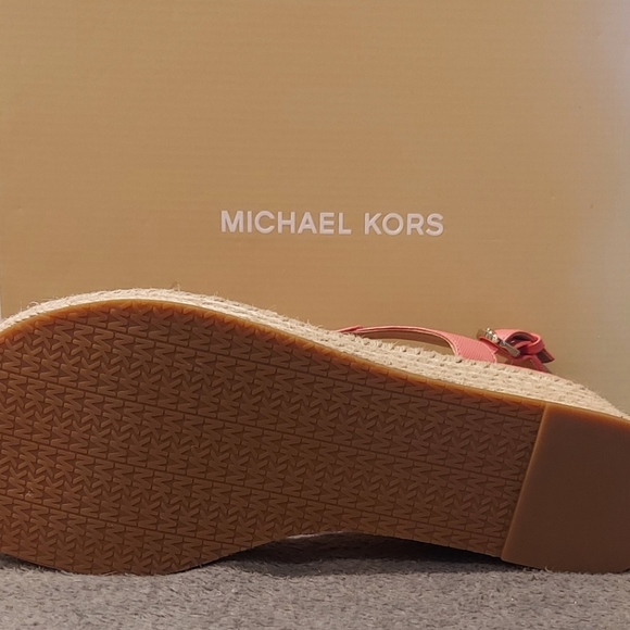 🏷️ NWB MICHAEL KORS CORAL PINK WEDGE SANDALS Size 9 - Picture 9 of 12